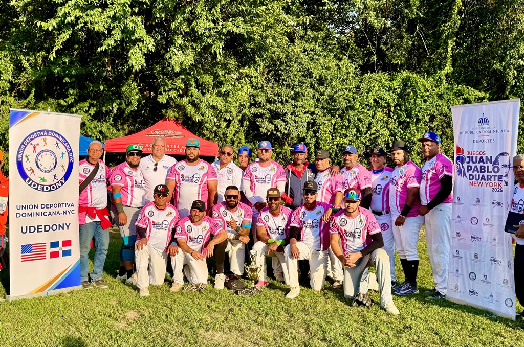 Los campeones en sóftbol masculino de los Juegos Juan Pablo Duarte, lucen muy emotivos, luego de conseguir la corona.