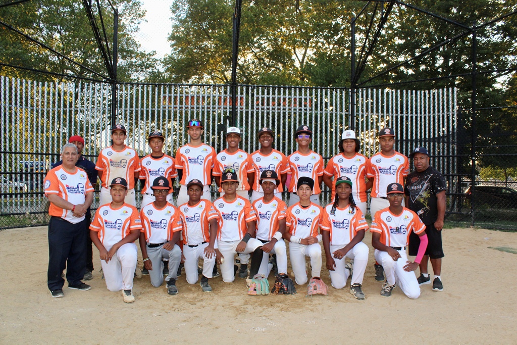 Miembros del conjunto 13-14 años de Grand Slam, de El Bronx, lucha para también competir por la medalla de oro.