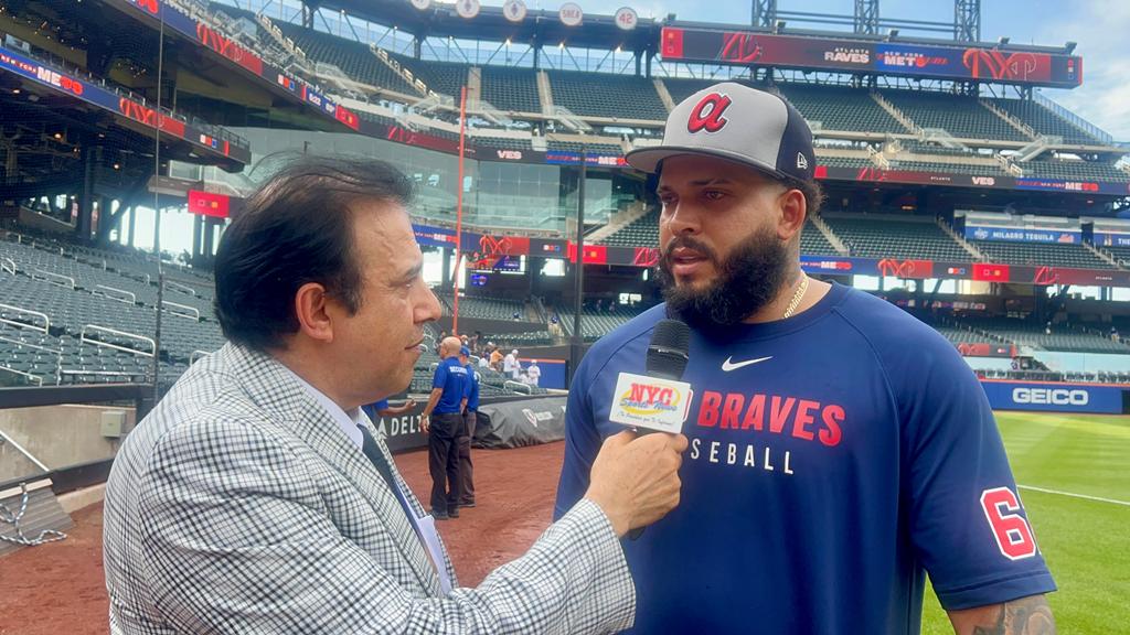 Neftalí Medina, captado conversando con el cubano Daysbel Hernández, en Citi Field.