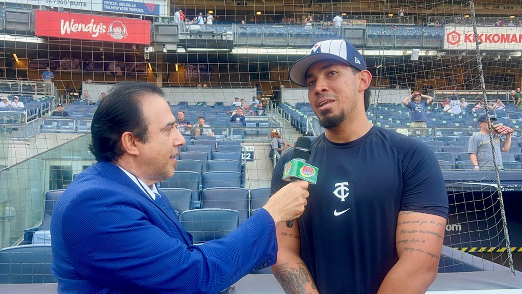 Neftalí Medina, conversa con Jhonny Pereda en el Yankee Stadium.
