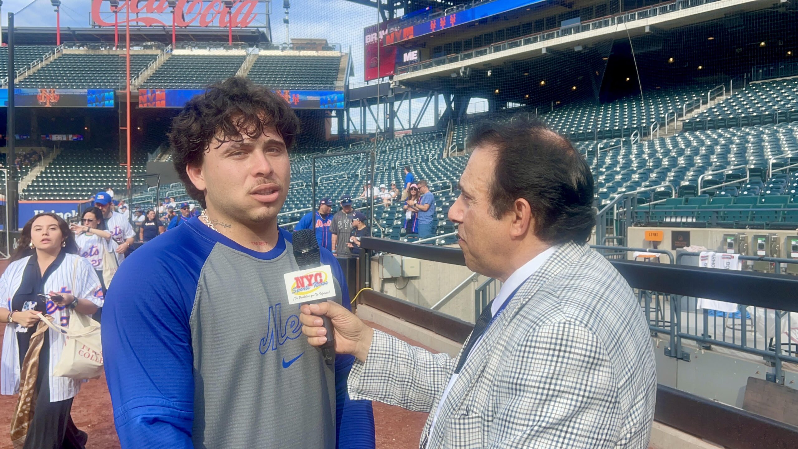 Neftalí Medina entrevista a Francisco Álvarez en Citi Field.