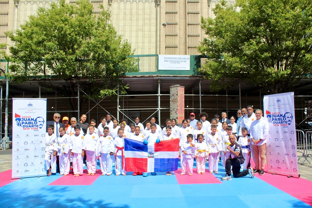 Partes de los participantes del evento de Karate Do, realizado en la Plaza de las Américas en Manhattan.