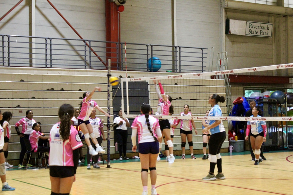 Una de las jugadoras del equipo intermedio de New Jersey, arremete contra Manhattan.