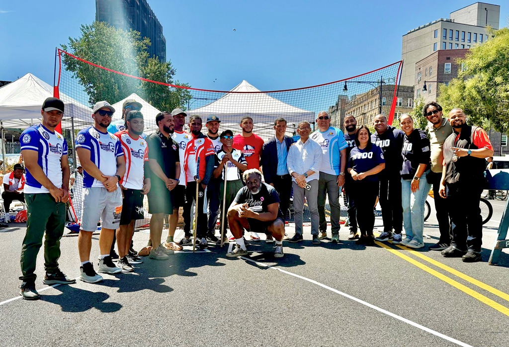Ydanis Rodríguez, Comisionado de NYC DOT, comparte con jugadores y los organizadores.