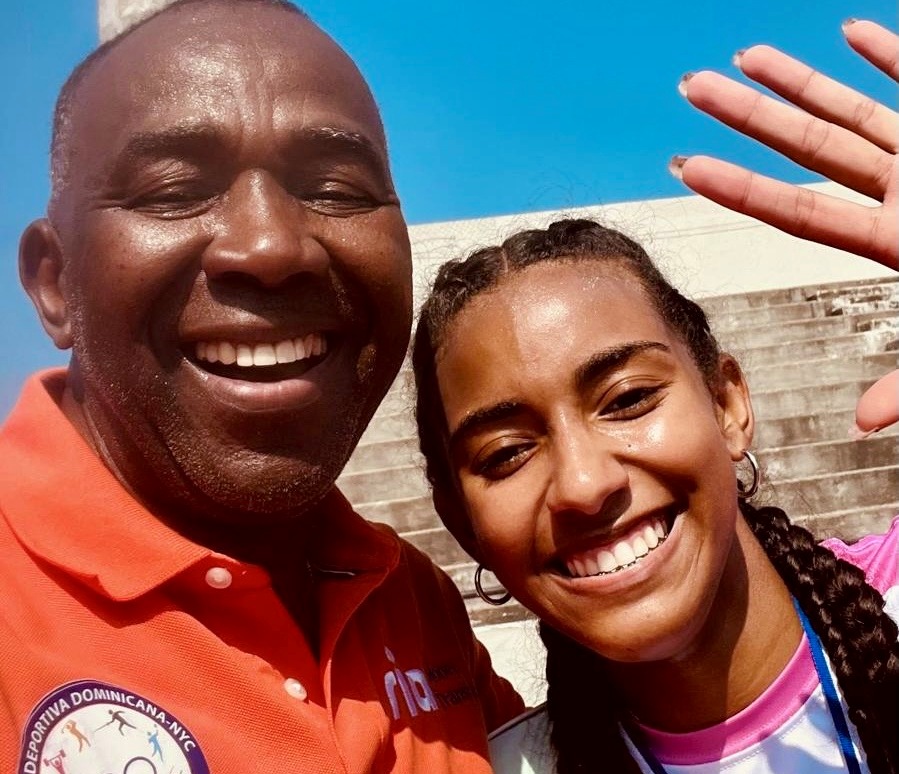 Evarito Madrigal, comparte con la campeona Ambar Fulgencio, medalla de Oro 400 metros planos.