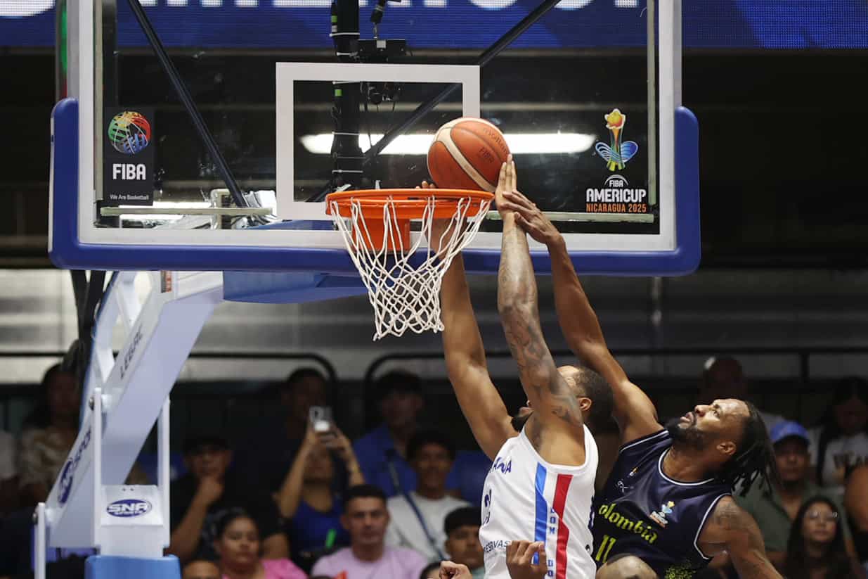Joel Soriano (i) de República Dominicana disputa el balón con Braian Angola de Colombia este viernes, en un partido de la FIBA AmeriCup 2025 entre República Dominicana y Colombia, en Managua, Nicaragua. (EFE/ STR)