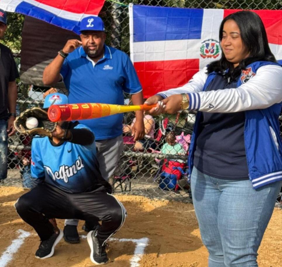Cynthia Morillo fue la bateadora de honor; Henry de Jesús el árbitro y DomingoAlmanzar el receptor en la ceremonia inaugural.