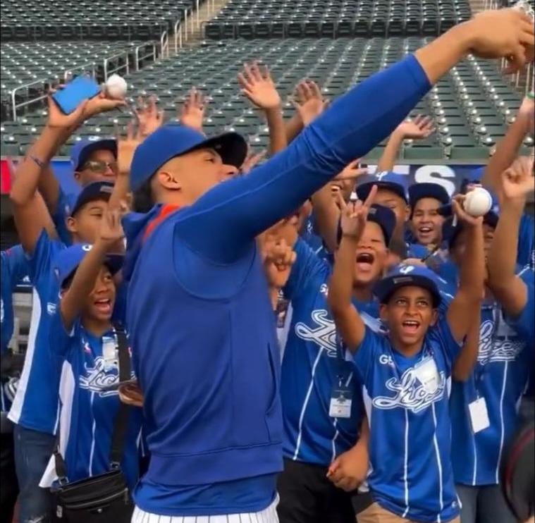 El jugador Juan Soto de los Mets de Nueva York, comparte con los jovencitosdel Licey en el Citi Field.