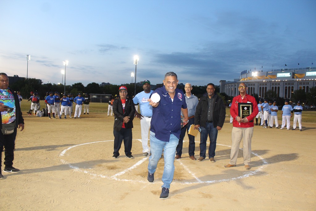 Roberto Rojas, dejó inaugurado el gran evento con el lanzamiento de la primera bola.