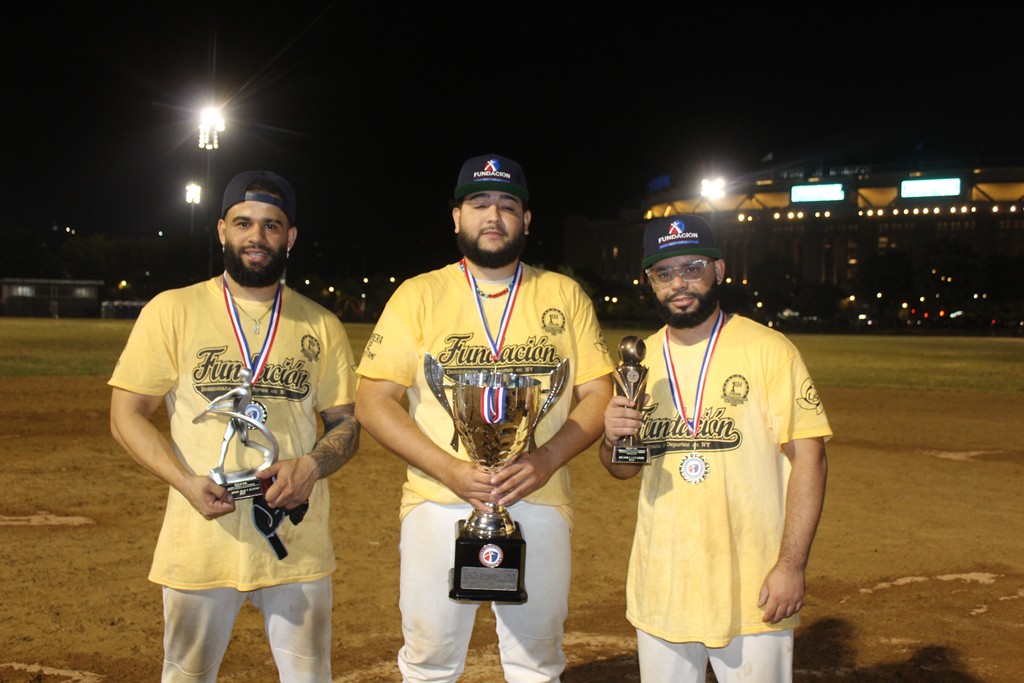 Mariano Mármol, (MVP); Jordany Azcona, manager y Freilyn Hernández, mejor lanzador, se muestran felices con los premios obtenidos.