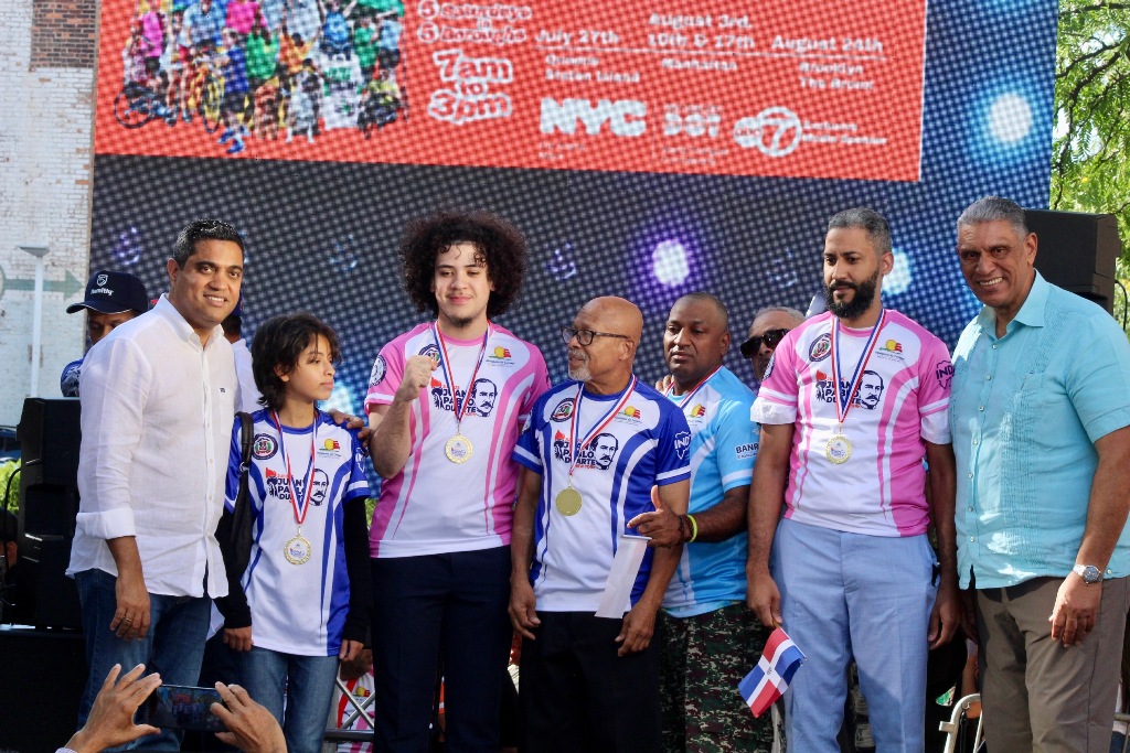 Los atletas ganadores de Tae Kwon Do, reciben sus medallas.