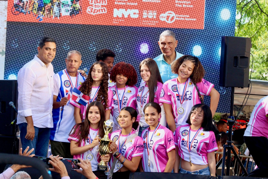 Las muchas de Union City, New Jersy, campeonas en volibol, reciben de Kelvin Cruz y Chu Vásquez, el troefo y medallas.