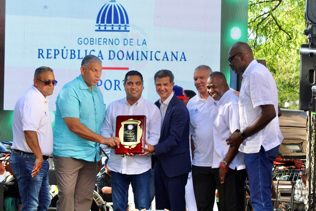 Unión Deportiva y Comité Organizador JPD reconocen a Kelvin Cruz