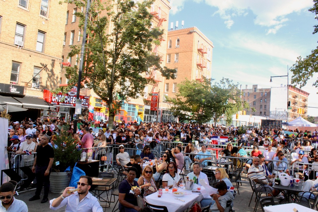 Parte de la multitud que se dio cita a la clausura de los Juegos Juan Pablo Duarte NY 2025.