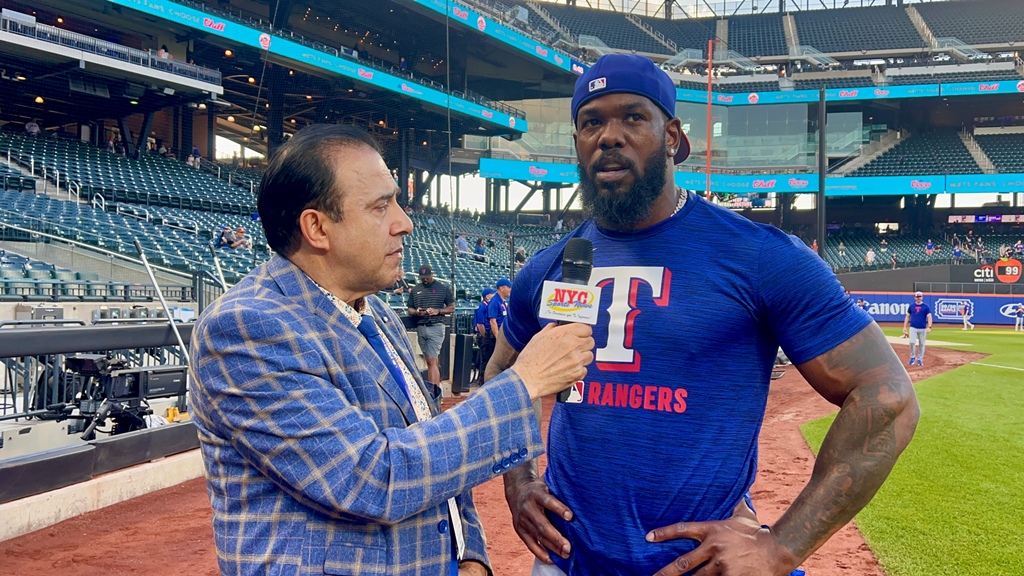 Neftalí Mediana conversó con el jardinero cubano de los Rangers de Texas, Adolis García.