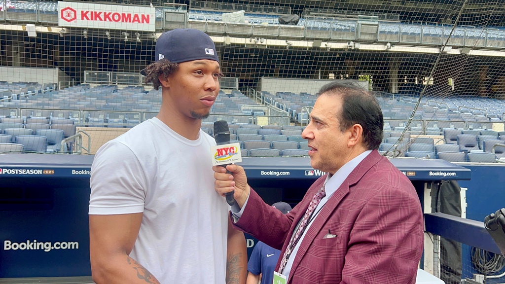 Neftalí Medina, captado entrevistando a Brayan Bello en el Yankee Stadium.