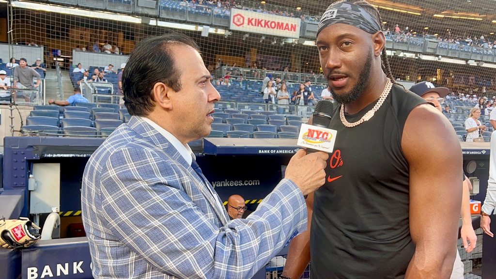 Neftalí Medina conversó con el jugador Jorge Mateo en el Yankee Stadium.