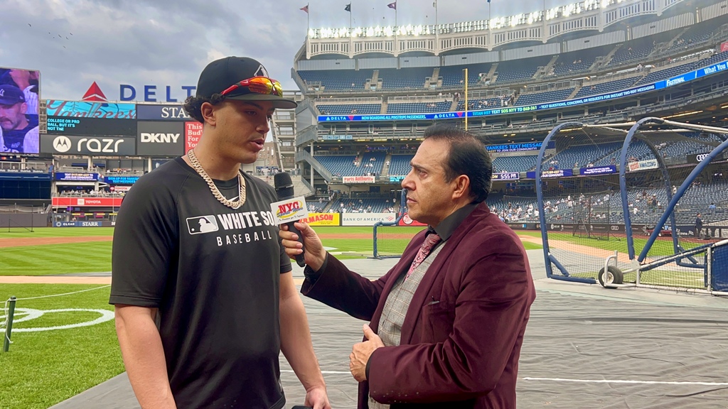 Neftalí Medina entrevista al cubano Miguel Vargas en el Yankee Stadium.