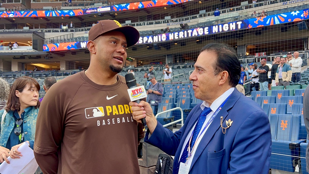 Neftalí Medina, entrevistó al lanzador Wandy Peralta en Citi Field.