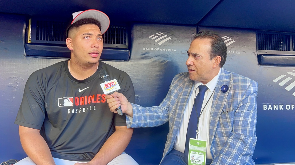 Neftalí Medina es captado en el momento que entrevista al super prospecto Samuel Basallo.