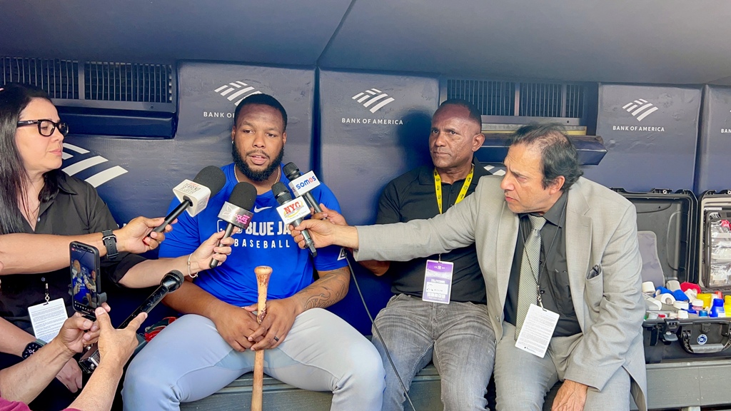 Vladimir Guerrero Jr., conversando con la prensa dominicana en el Yankee Stadium.