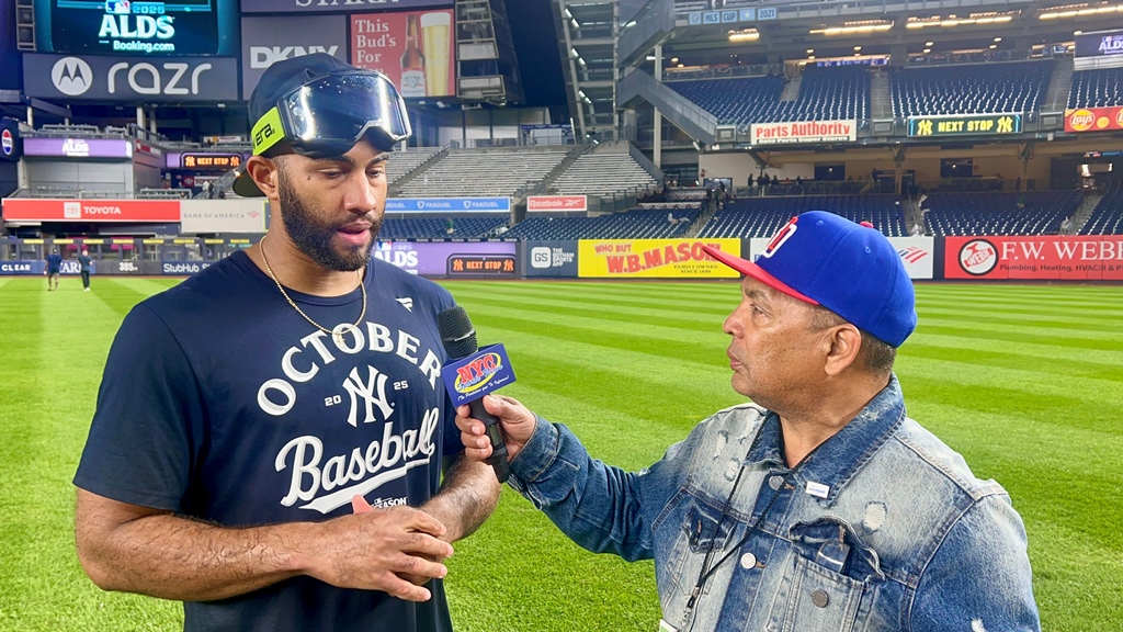 Amet Rosario conversó con Agustín Zapata en el Yankee Stadium, luego de derrotar a los Medias Rojas de Boston.