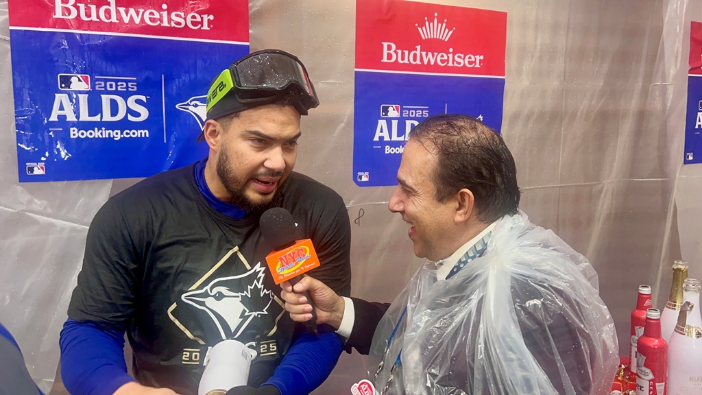 Neftalí Medina, conversando con Anthony Santander en plena celebración.