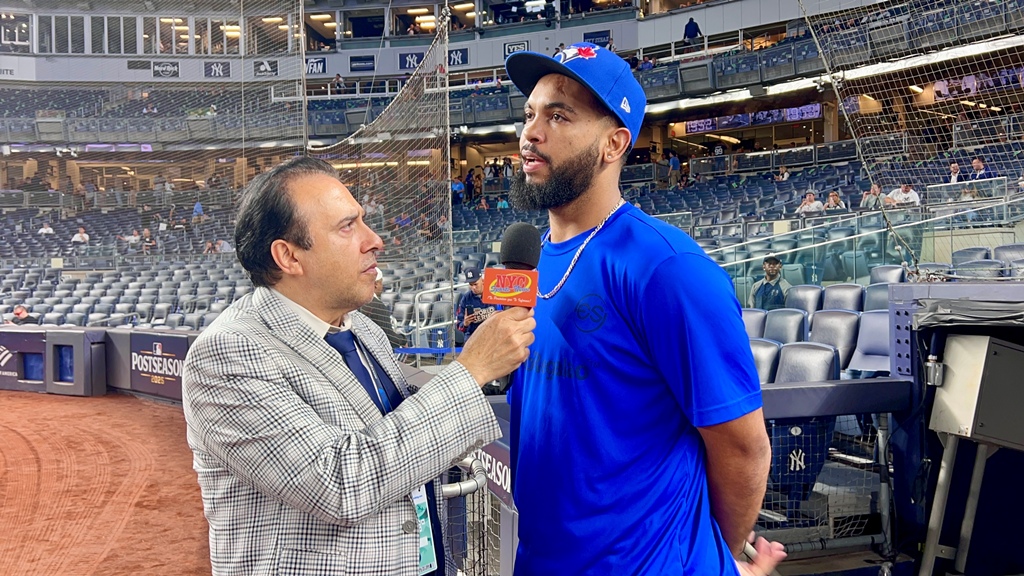 Neftalí Medina, conversó con el lanzador relevista Seranthony Domínguez, en Yankee Stadium.