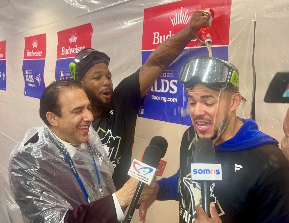 Neftalí Medina, dialogando con José Berríos en la cueva de los Blue Jays.