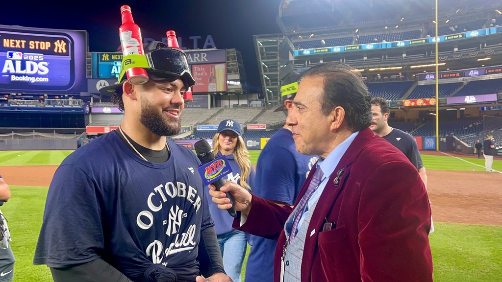 Neftalí Medina entrevistando a Jasson Domínguez en el Yankee Stadium.