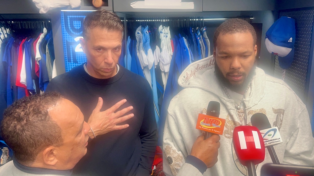 Vladimir Guerrero, ofrece declaraciones después de la victoria de los Blue Jays en el Juego 6.