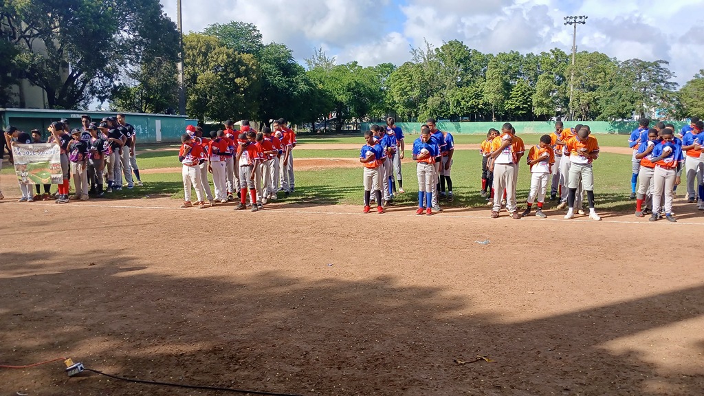 Partes de las delegaciones que participaron en la inauguración del torneo de Santo Domingo.