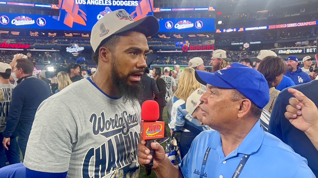 Agustín Zapata, conversa con el destacado toletero Teoscar Hernández en el Rogers Centre Stadium.