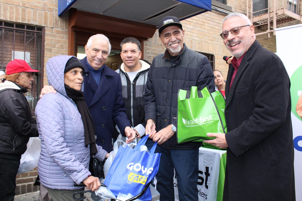 El doctor Ramón Tallaj, Bartolo Colón, Rafael Toro y Miguel Centeno, entregan pavos y productos Goya.