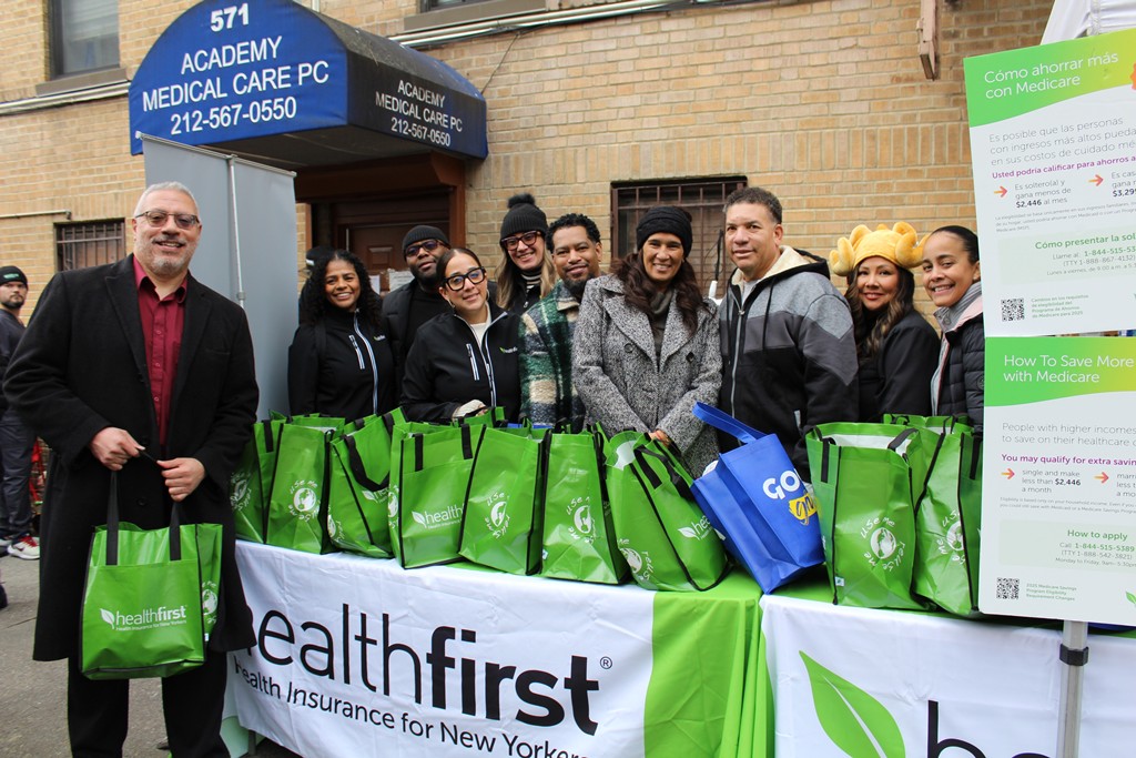 El equipo de Healthfirst, encabezado por Miguel Centeno, vicepresidente de compromisos para la comunidad, estuvo muy activo en las entregas de pavos y productos alimenticios.