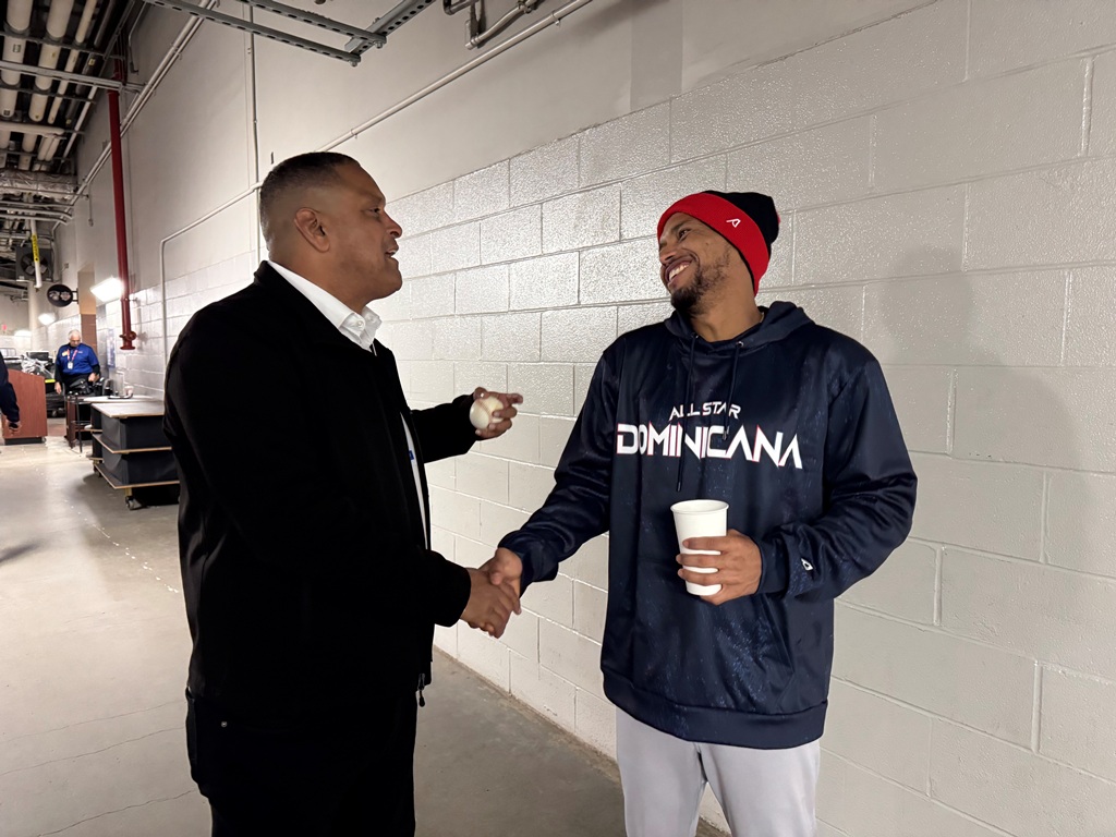 El jugador Gustavo Núñez, dialoga animadamente con Roberto Rojas.