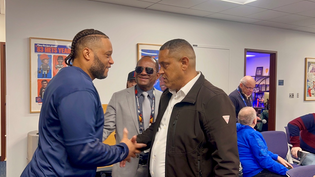 Robinson Canó, muy emocionado, reconoce las características y acciones de Roberto Rojas en la comunidad.