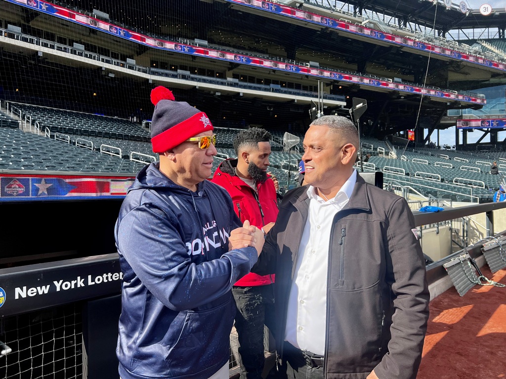 El filántropo empresario y deportista Roberto Rojas, recibe felicitaciones de Bartolo Colón.