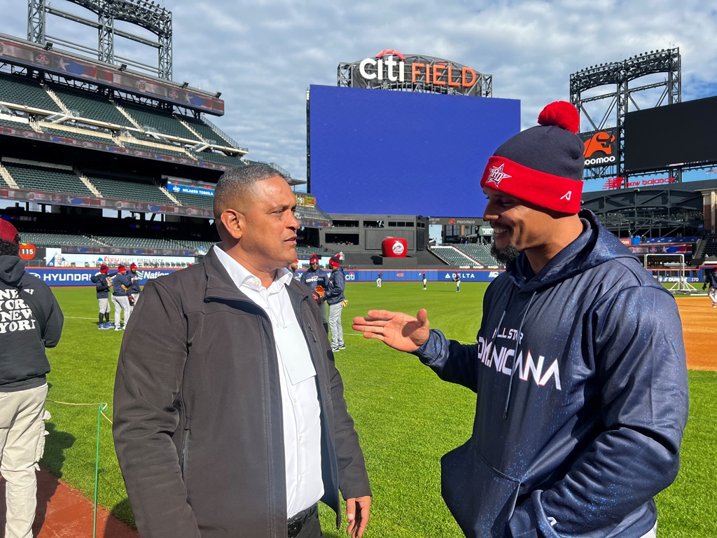 arlos Gómez, quien dirigió el equipo dominicano de la LIDOM en Citi Field, expresa su admiración a Roberto