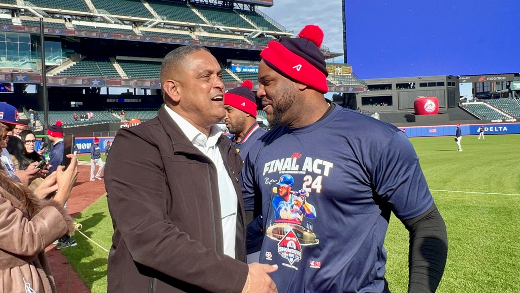 Hanser Alberto y Roberto Rojas, conversan en Citi Field, de las obras sociales.