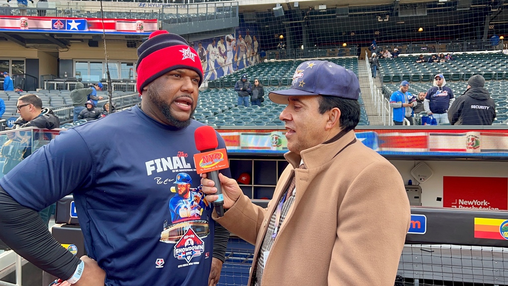 Neftalí Medina, es captado hablando con Hanser Alberto en Citi Field.