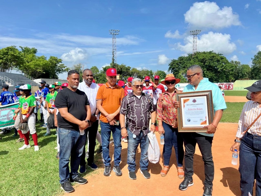 El empresario Roberto Rojas fue galardonado en la ciudad de Moca, durante la apertura del evento.