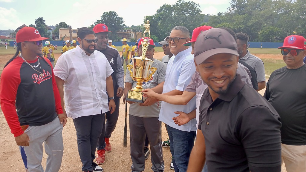El empresario Roberto Rojas, presenta la copa que disputarán los equipos participantes en San Cristóbal.