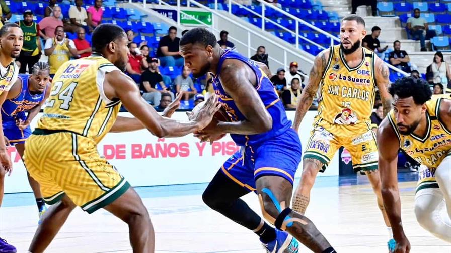 Luismal Ferreiras en gestión ofensiva ante San Carlos en el tercer partido de la Serie Final del TBS Distrito.