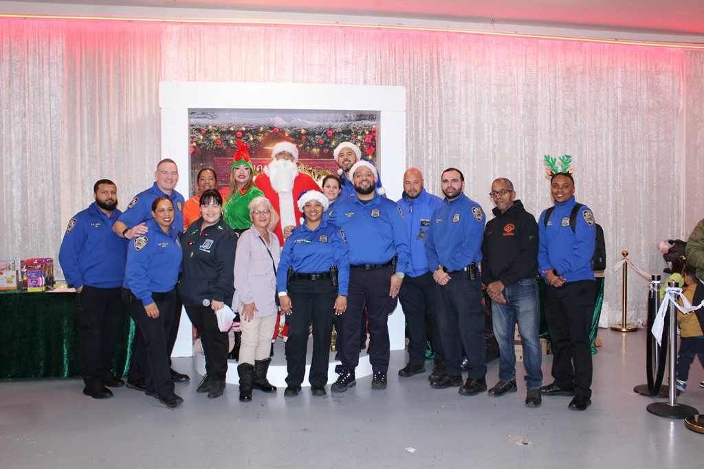 Agentes NYPD distribuyen juguetes a niños latinos en El Bronx