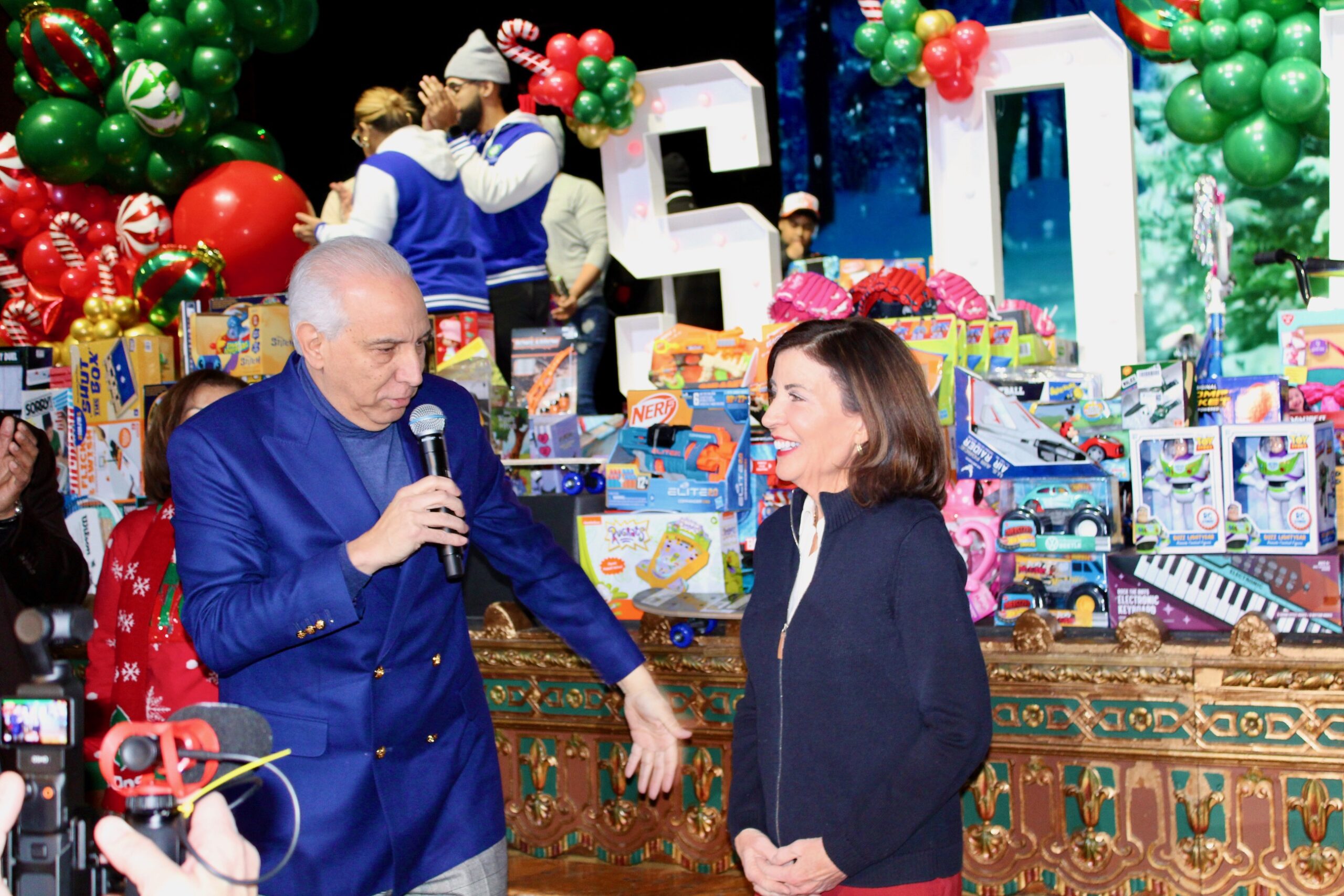 El doctor Ramón Tallaj, Chairman Of The Board de SOMOS Community Care, agradece la asistencia de la gobernadora Katy Hochul por segundo año consecutivo a esta causa generosa.