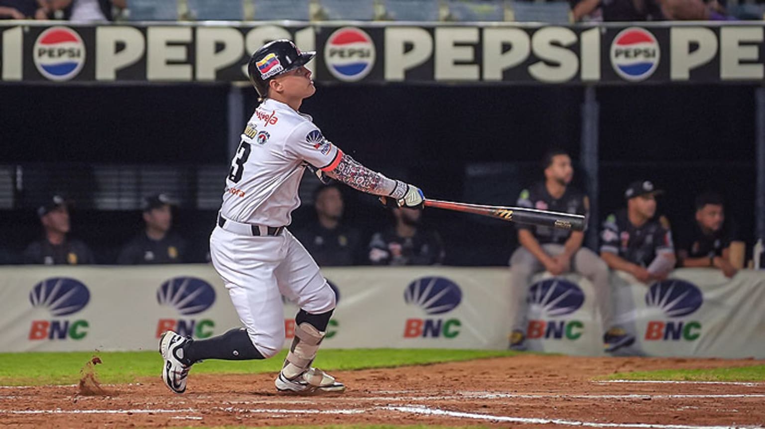 Torrealba, Tejeda guían a Águilas sobre Leones en Venezuela