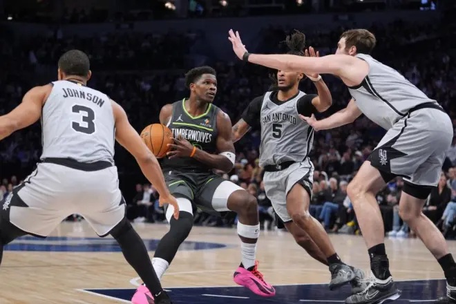 Edwards frenó a Spurs