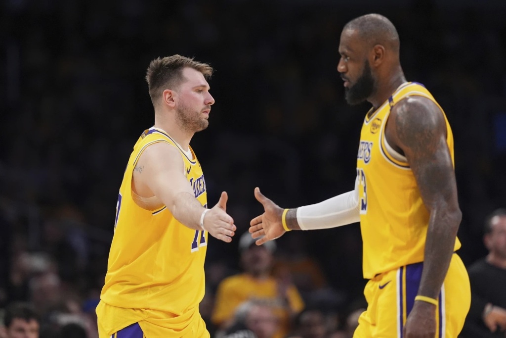 luka doncic y lebron james lakers
