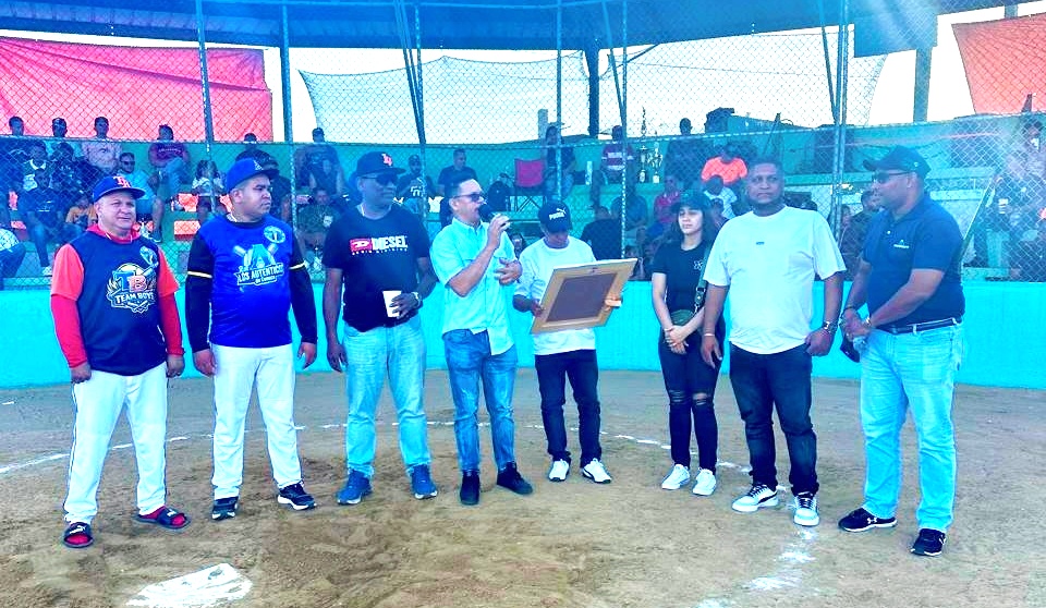Vista de la ceremonial inaugural del XV Clásico de Sóftbol en el estadio Municipal de Cayetano Germosén, Moca.